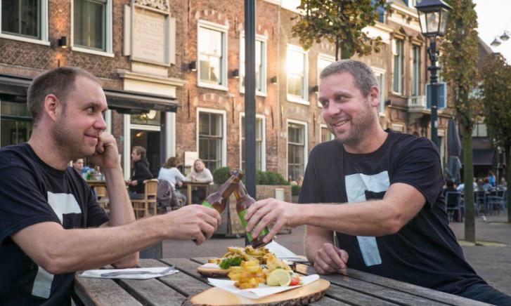 Friethoes schillenbier proost!